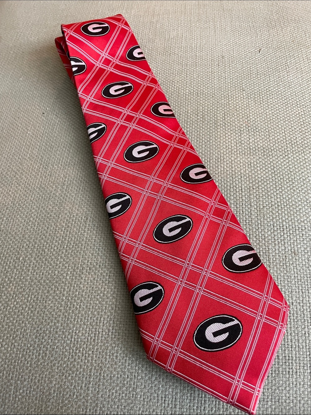 Eagles Wings UGA/ Georgia Bulldogs red tie with G logo. Like new!